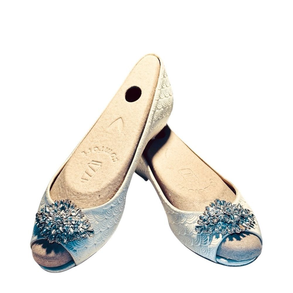 Badgley Mischka Taft Ivory Satin Peep Toes Flats
Crystal Accents Size 7.5